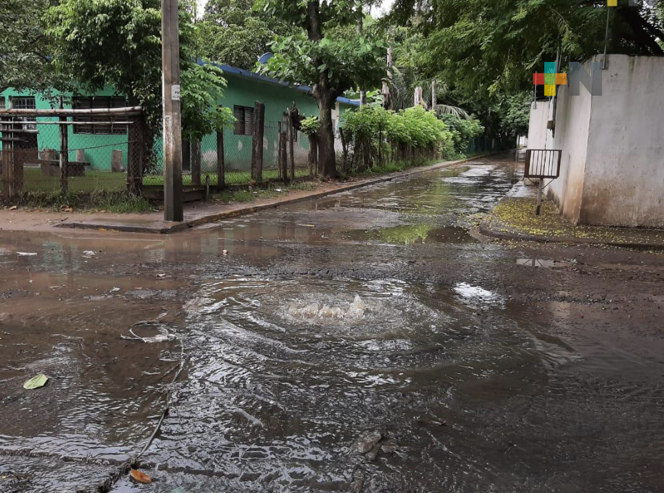 Fugas de aguas negras y mucha basura a lo que diario se enfrentan vecinos de Hacienda Sotavento